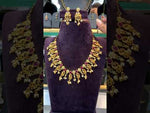 Load and play video in Gallery viewer, Traditional short necklace with green and pink stone