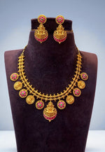 Load image into Gallery viewer, Beautiful short necklace with bottumala design