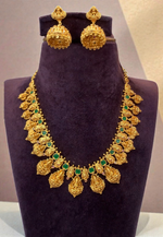 Load image into Gallery viewer, Beautiful short kasula haram with green stone