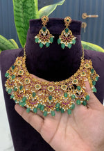 Load image into Gallery viewer, Beautiful short necklace with green beads