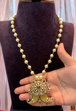 Load image into Gallery viewer, Beautiful tiger nail locket with pearls chain