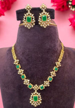 Load image into Gallery viewer, Beautiful Victorian polish short necklace with green stone