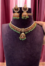 Load image into Gallery viewer, Beautiful kundan necklace with green stone
