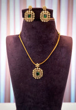 Load image into Gallery viewer, Beautiful short necklace with green stone