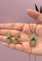 Load image into Gallery viewer, Beautiful short chain with green stone -perfect for any occasion