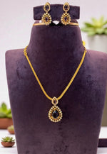 Load image into Gallery viewer, Beautiful short necklace with green stone