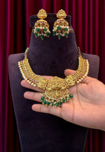 Load image into Gallery viewer, Beautiful short necklace with green and kundan stone