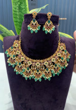 Load image into Gallery viewer, Beautiful short necklace with green beads