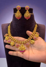 Load image into Gallery viewer, Beautiful short necklace with bottumala design