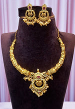 Load image into Gallery viewer, Beautiful short kanti necklace with nakshi finishing and without god Motive