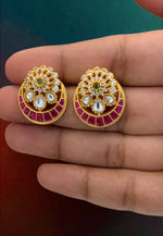 Load image into Gallery viewer, Beautiful studs with jadav kundan stone
