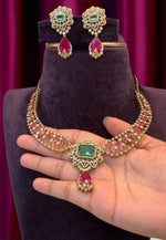 Load image into Gallery viewer, Beautiful short necklace with ruby and green combination