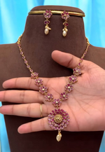 Load image into Gallery viewer, Beautiful flower shaped short necklace