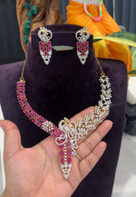 Load image into Gallery viewer, Beautiful gj polish short necklace with green stone