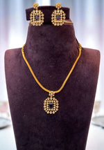 Load image into Gallery viewer, Beautiful short necklace with green stone