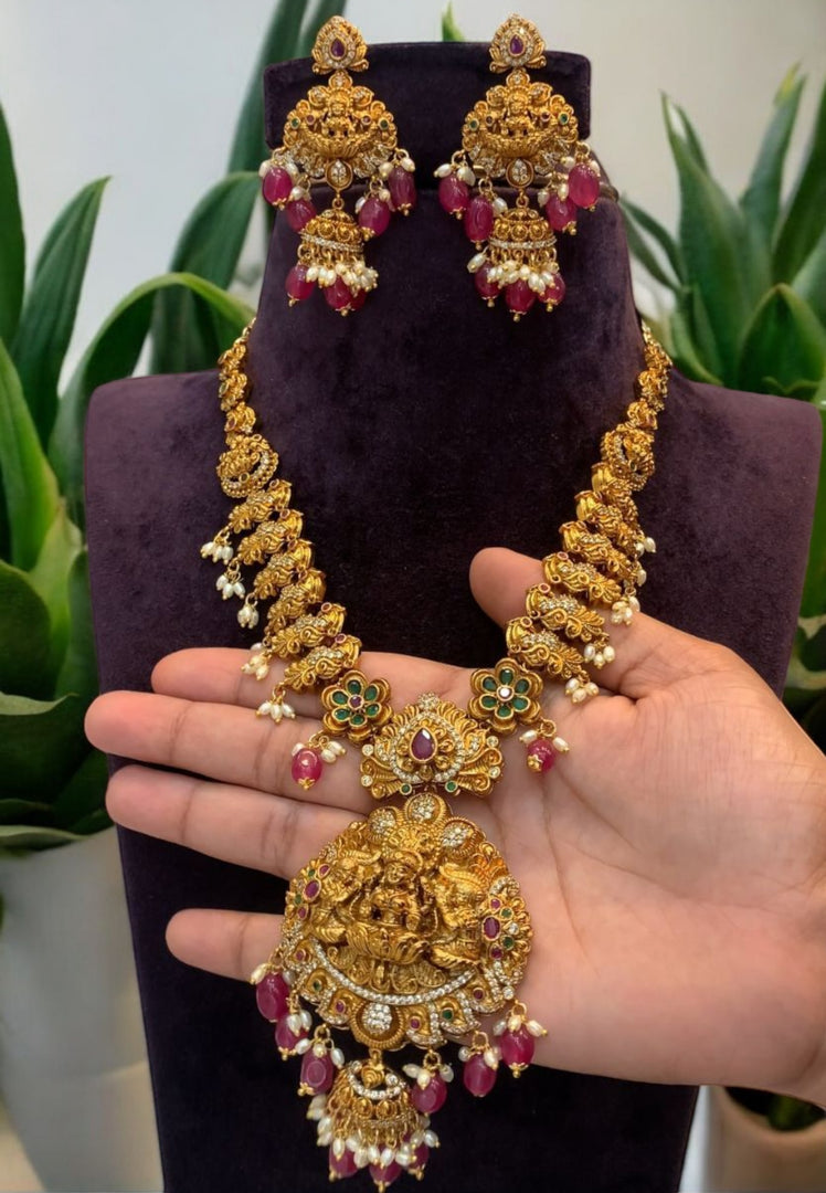 Beautiful short necklace with Ruby colour stones