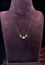 Load image into Gallery viewer, Simple black beads short chain with green stone and pearl