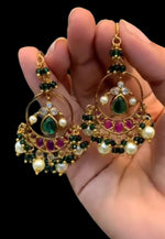 Load image into Gallery viewer, Beautiful earrings with green beads