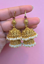 Load image into Gallery viewer, Beautiful double step jumkhas with green stone