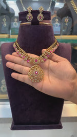 Load and play video in Gallery viewer, Stunning mehndi Victorian polish short necklace with green and pink stone
