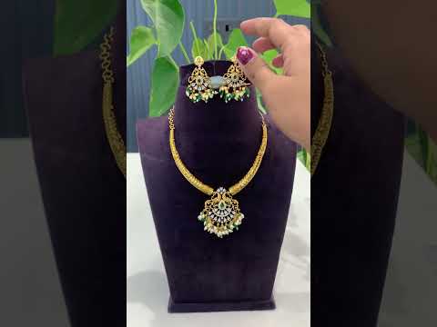 Beautiful short necklace with green beads kanti design