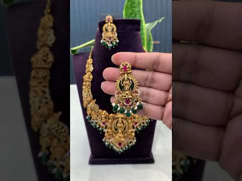 Traditional short necklace with green beads