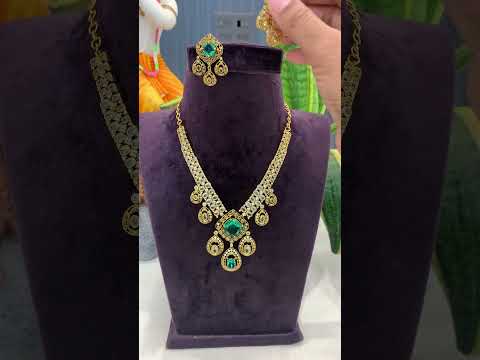 Beautiful victorian polish short necklace with green stone