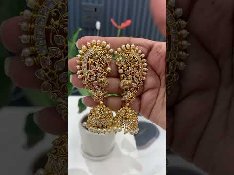 Stunning earcuffs with pearls and peacock design