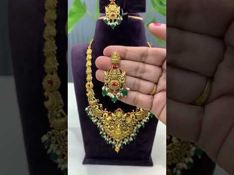 Beautiful short necklace with green stone