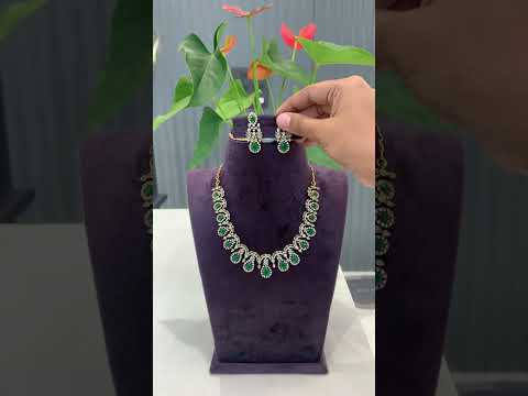 Beautiful victorian polish short necklace with green stone