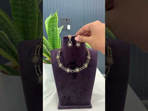 Beautiful short necklace with green stone