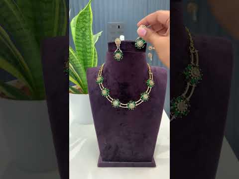 Beautiful short necklace with green stone