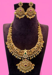 Beautiful short necklace with geru polish and peacock design