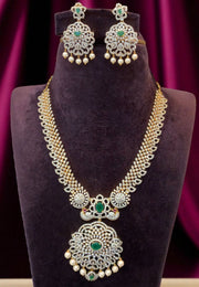 Beautiful gj polish short necklace with green stone