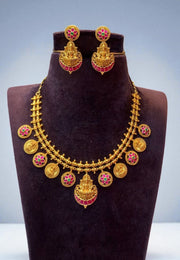 Beautiful short necklace with bottumala design