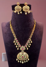 Load image into Gallery viewer, Beautiful short necklace with pink stone and green stone
