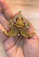Load image into Gallery viewer, Tiger nail pendant with geru polish and green stone
