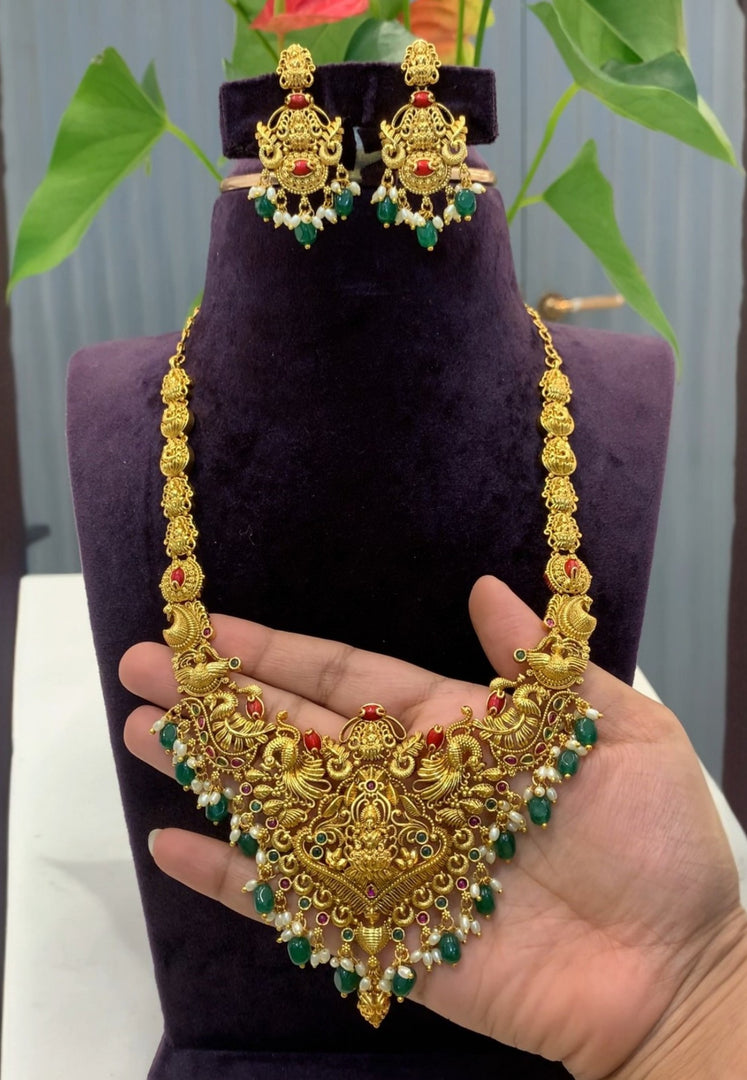 Beautiful short necklace with green stone
