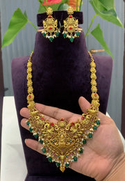 Beautiful short necklace with green stone