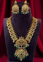 Traditional short haram with green beads and guttapusalu hangings
