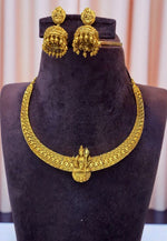 Load image into Gallery viewer, Beautiful kanti necklace with god Laxmi Devi motive
