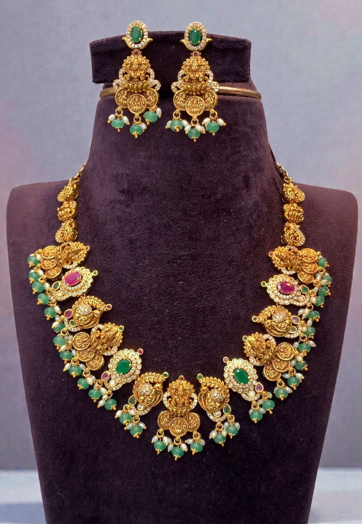 Beautiful short necklace with green beads and nakshi polish