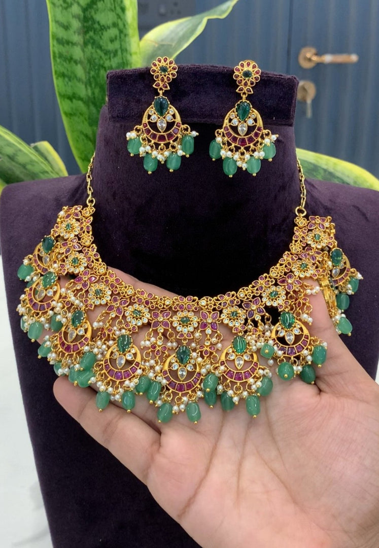Beautiful short necklace with green beads