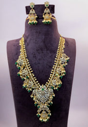 Beautiful short necklace with Victorian polish and green beads