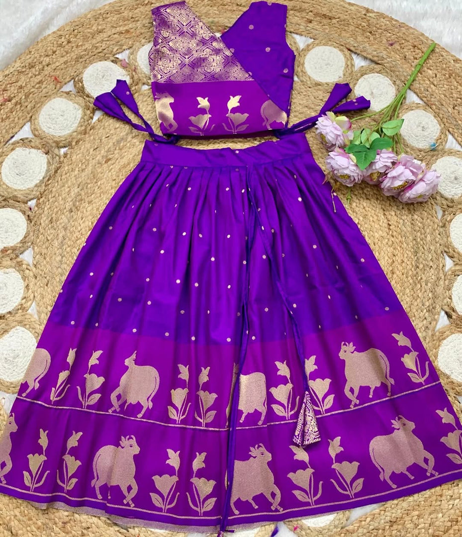 Lehenga*: Soft silk Fully stitched Banarasi design zari weaving work with full Inner 👚Blouse Fully stitched with zari weaving work