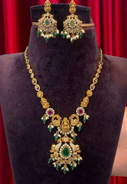 Beautiful short necklace with green stone and Victorian polish