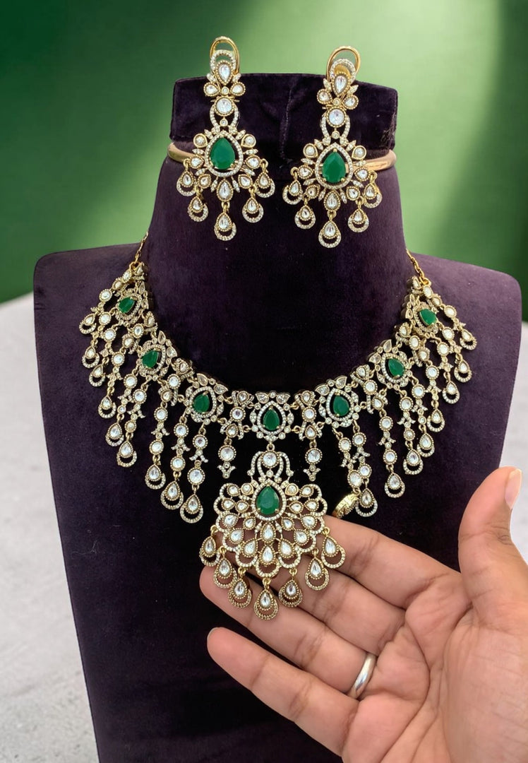 Stunning victorian polish short necklace with green stone