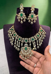 Stunning victorian polish short necklace with green stone