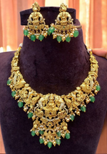 Load image into Gallery viewer, Traditional 3d short necklace with green stone and guttapusalu hangings
