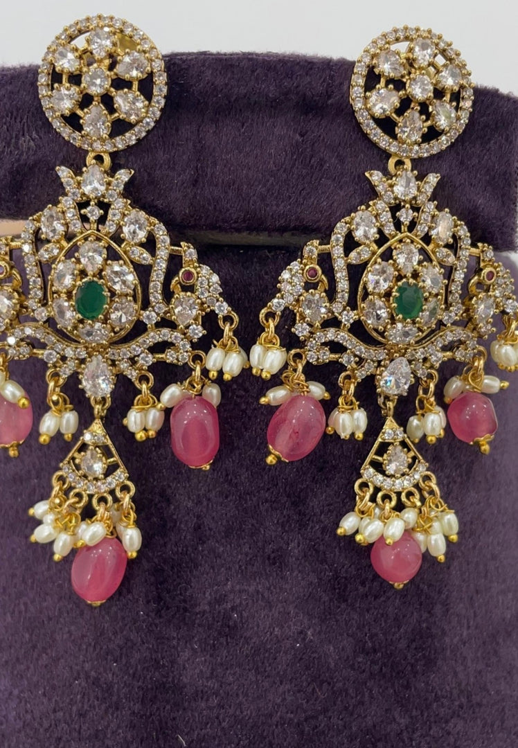 Beautiful short necklace with pearls and ruby stone